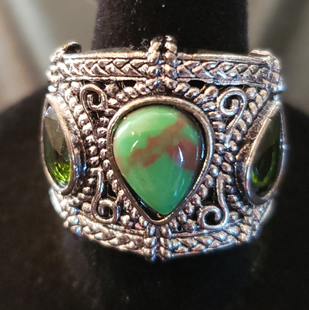 Beautiful Green Turquoise With Peridot - Picture 2 of 4